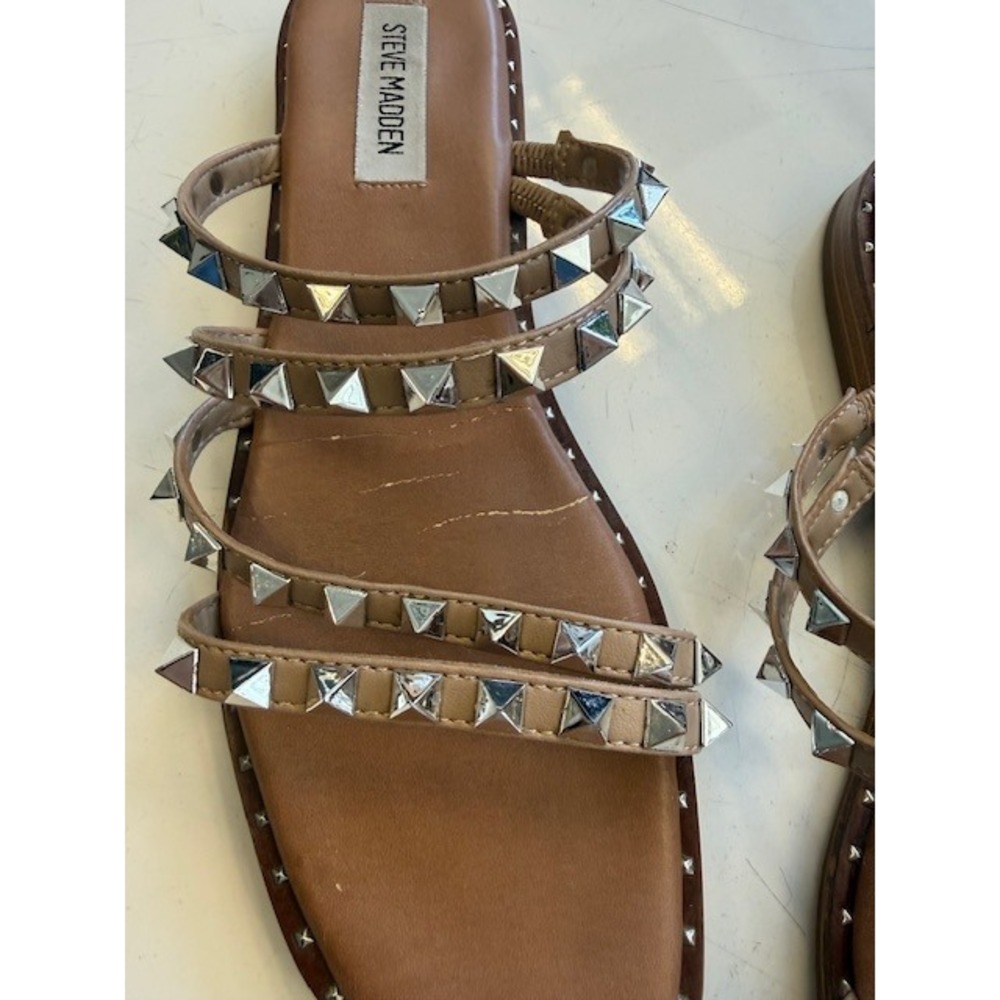 Steve Madden Skyler Studded Gladiator Sandals 7.5 Tan Silver Pyramid Stud Flat - Picture 2 of 8